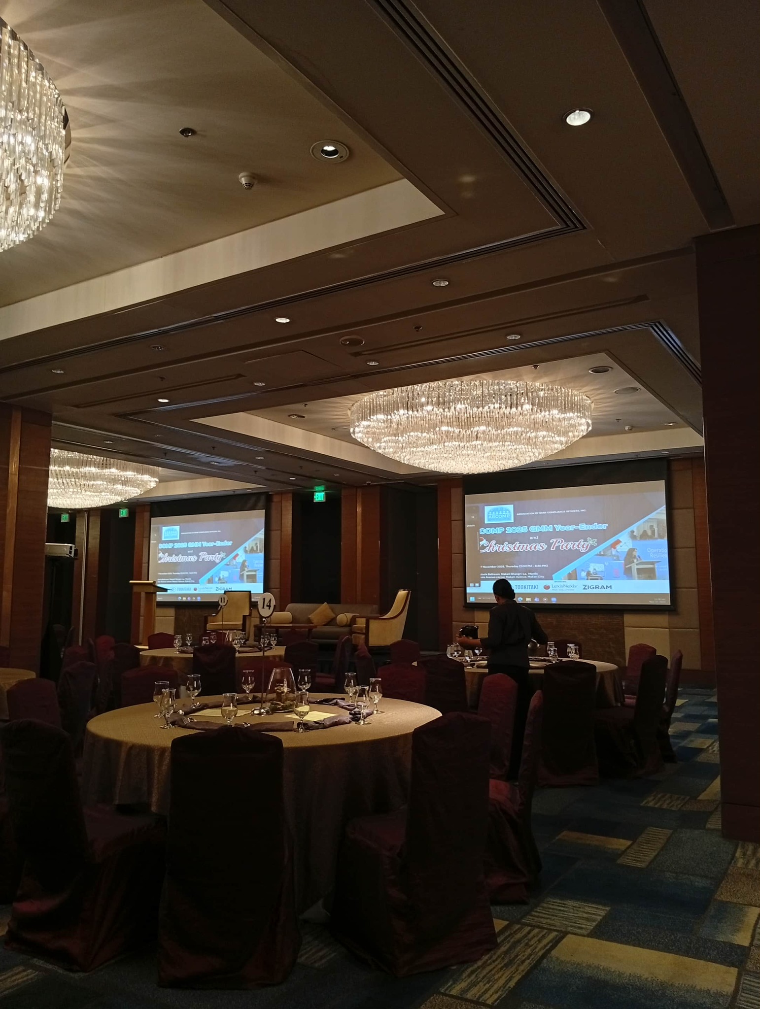 White Screen Fast Fold and Projector for Rental Events